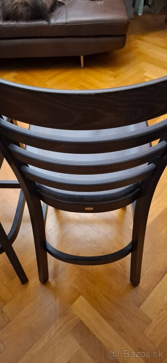 Dve barove stolicky z masivneho tmaveho dreva znacky TON - 5