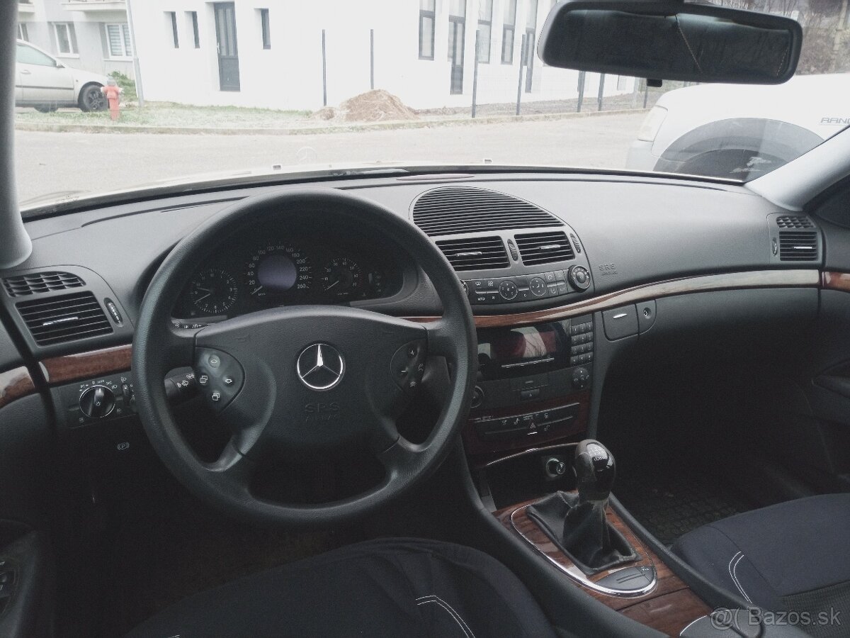 Mercedes E240 - 5