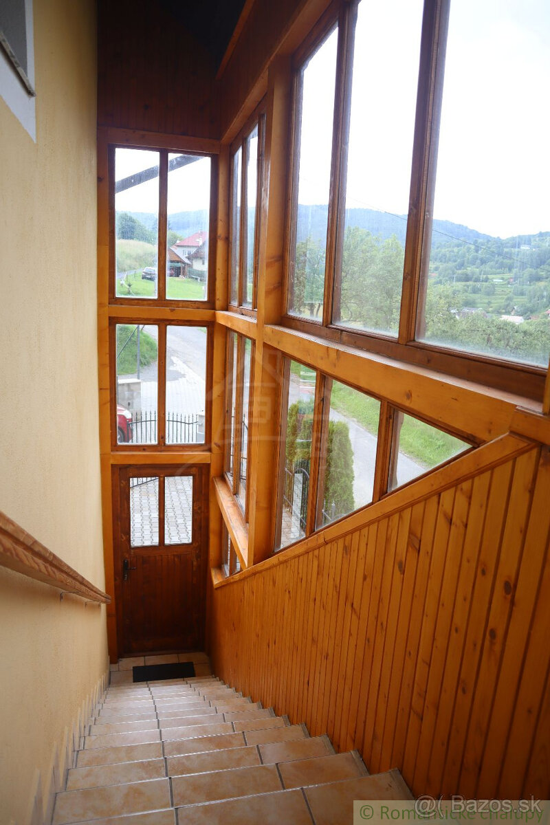 Priestranný rodinný dom s peknými výhľadmi v Hriňovej - 5