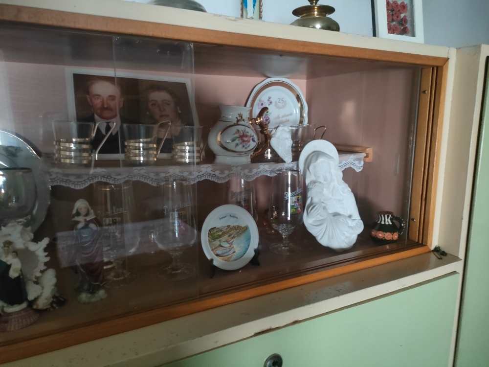 Retro nábytok / kuchyňa : kredenc + truhlica - 5