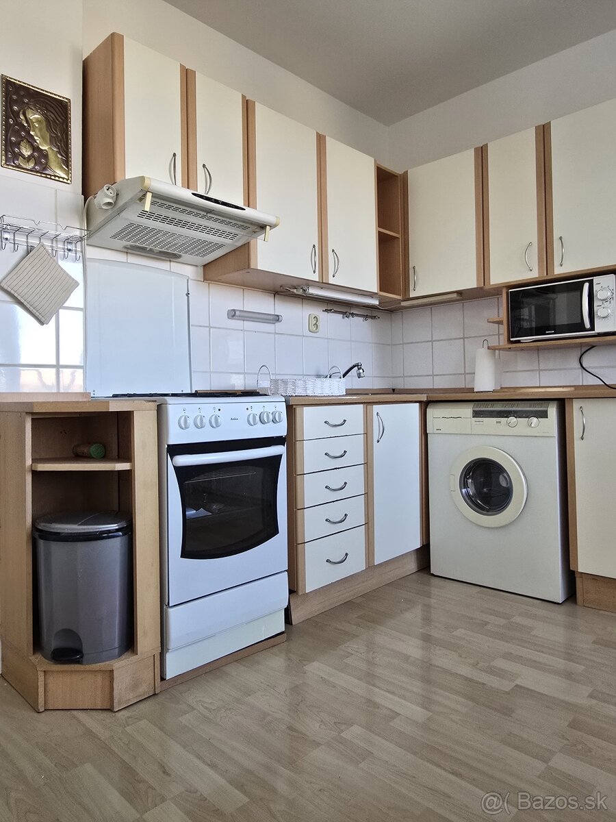 Slnečný 1-izbový byt s výbornou polohou - 5