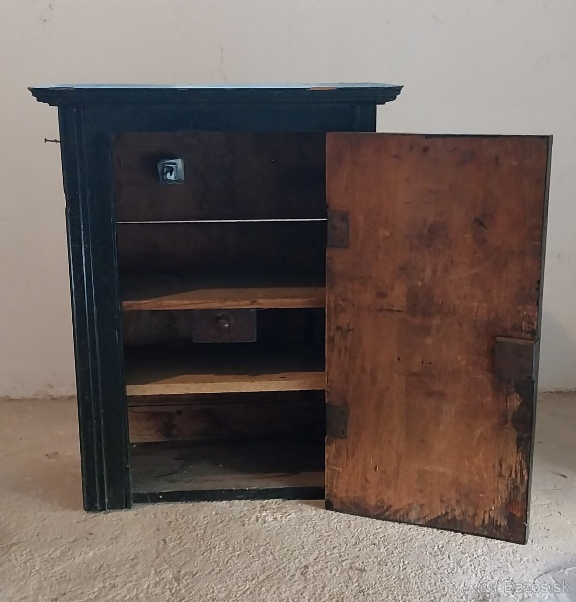 Čierna drevená skriňa - 5