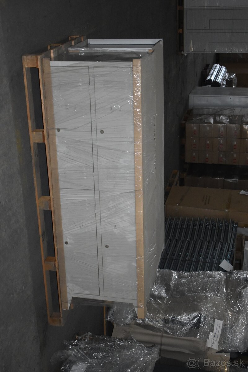 4-dverová šatníková skriňa s krátkymi dverami, s nožičkami - 5