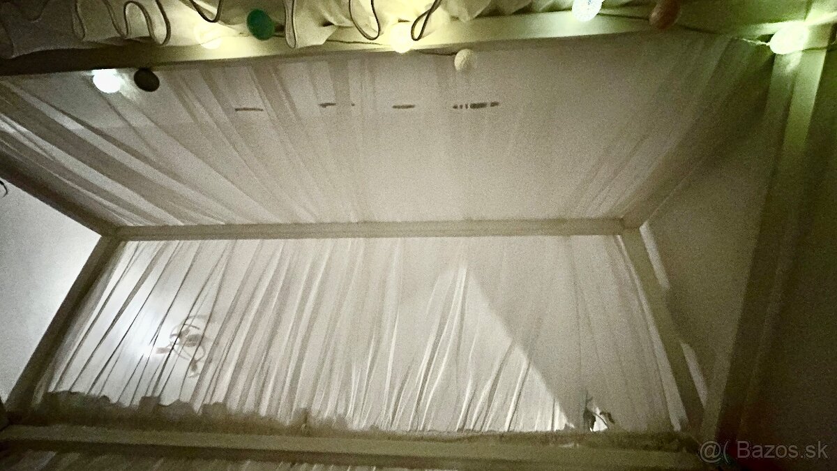 Drevena domcekova postel s rostom a matracom - 5