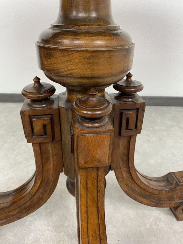 okrúhly starožitný stolík s orechovou dýhou - 5