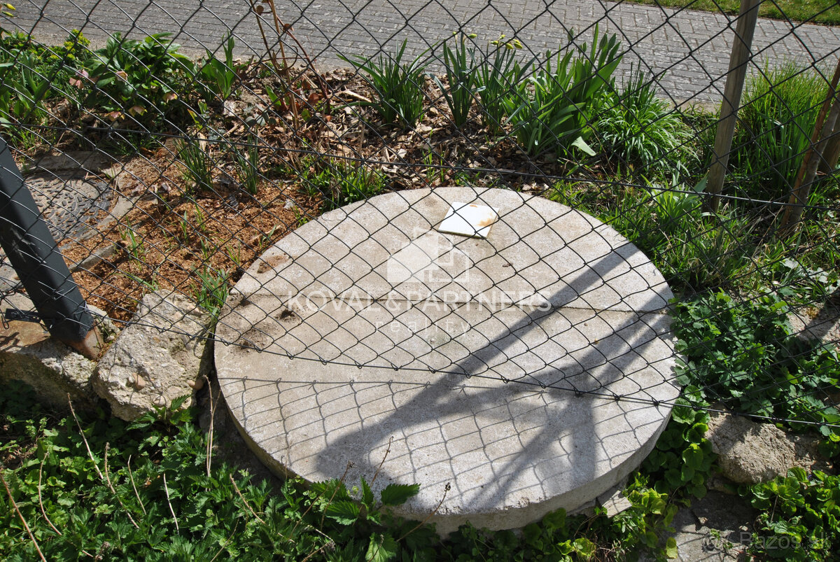 Koval & partners ponúka na predaj pozemok zo starým domom na - 5