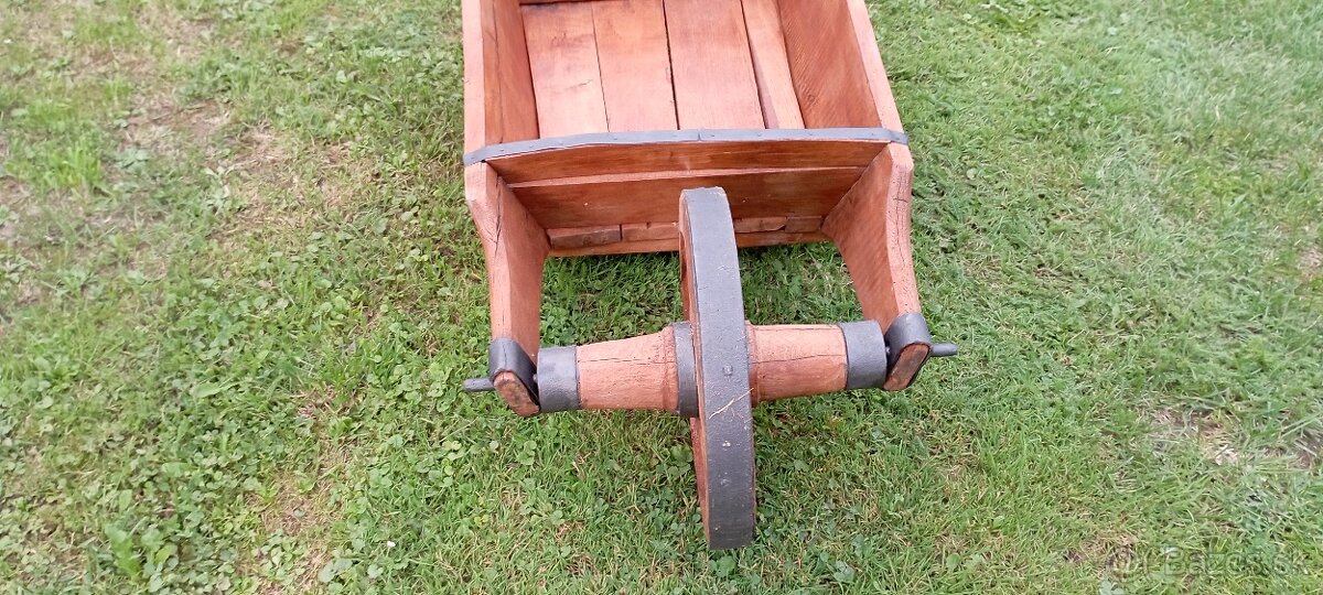 Starý drevený fúrik - 5