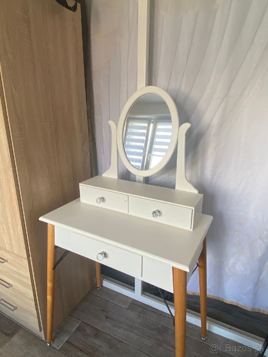 Kozmetický stolík - 5