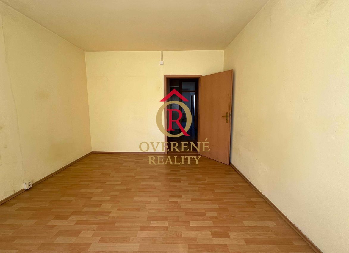 PREDANÉ - veľký 3 izbový byt, Pavlovova ul., pôvodný stav - 5
