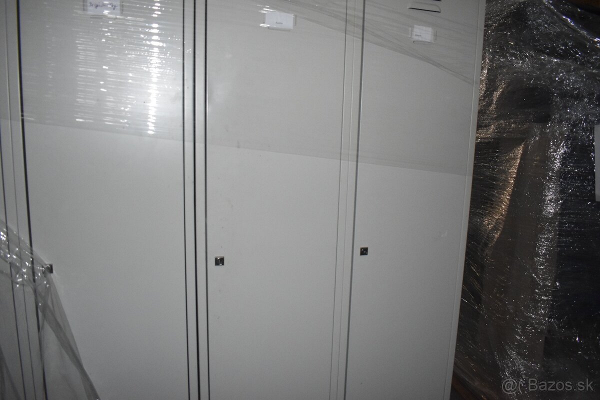 2-dverová šatníková skriňa - použitá - 5