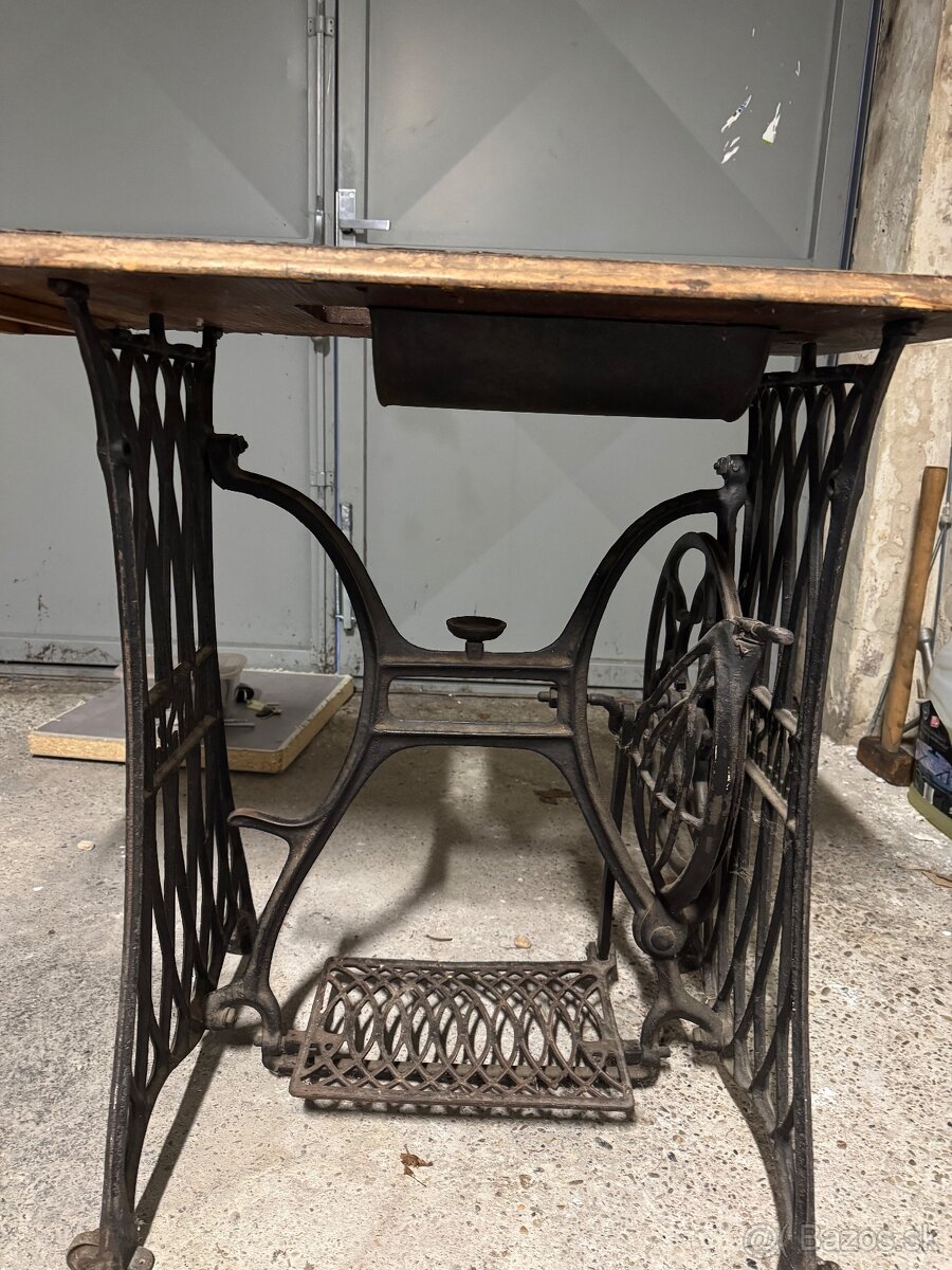 Liatinový rám na šijací stroj. - 5