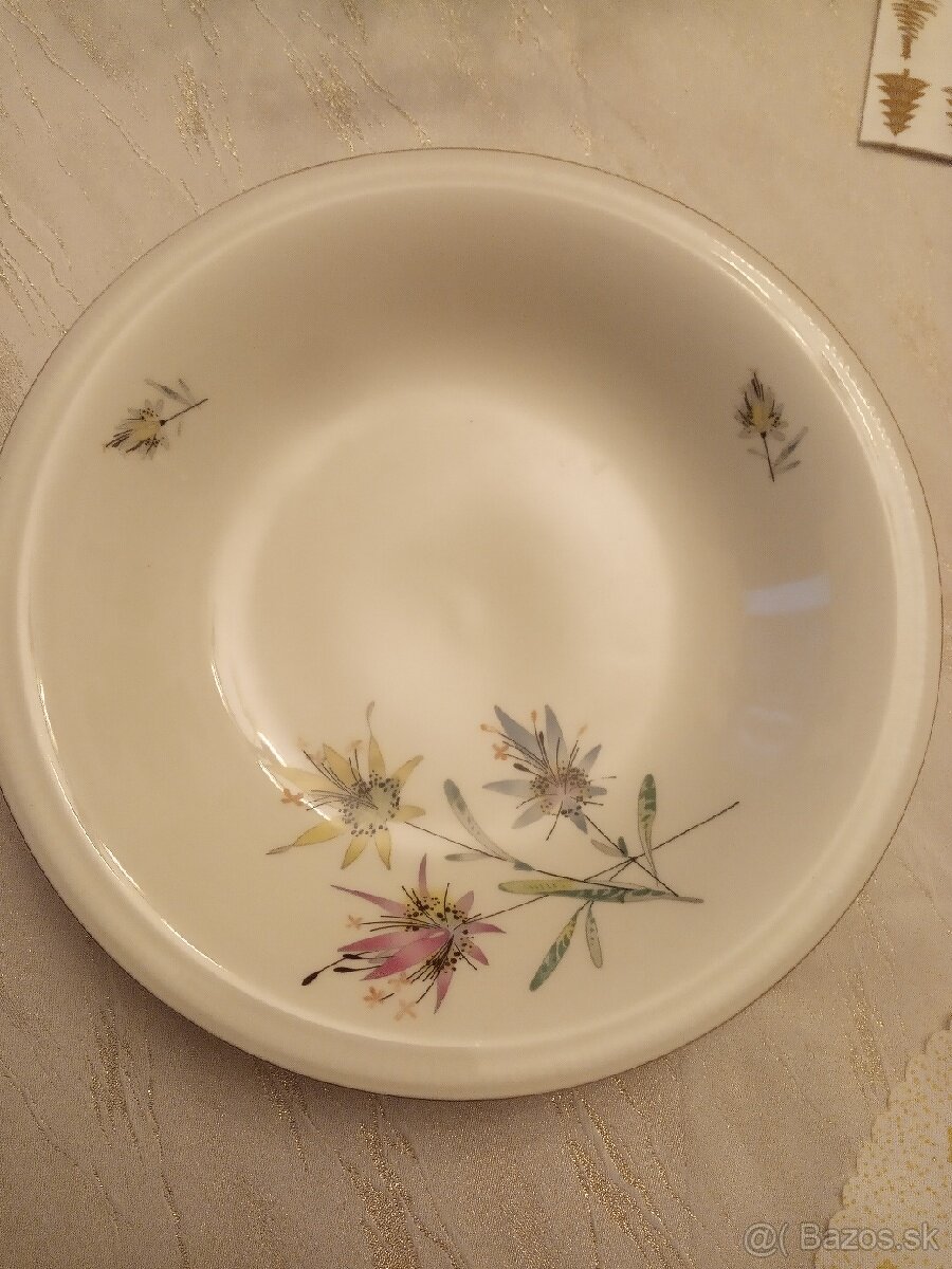 Polievkové misy, servirovaci tanier, čajník, mliečnik. - 5