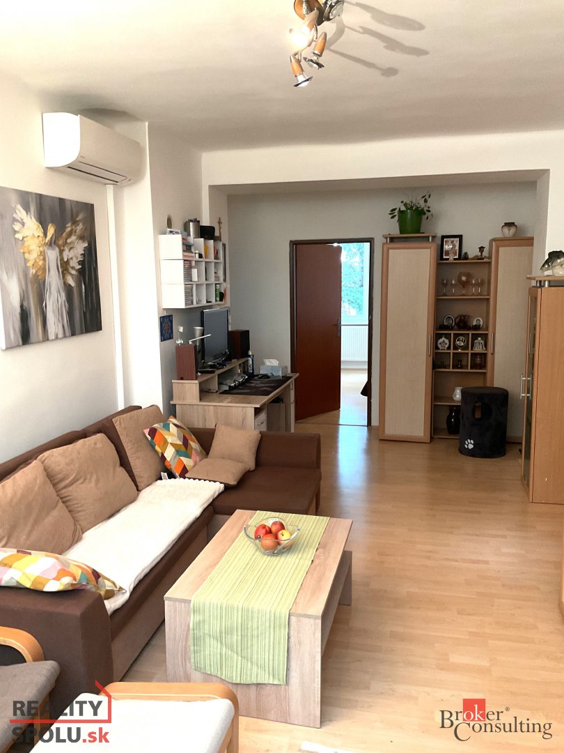 REZERVOVANÉ:Priestranný 3-izbový byt v Bernolákove: pokoj, z - 5