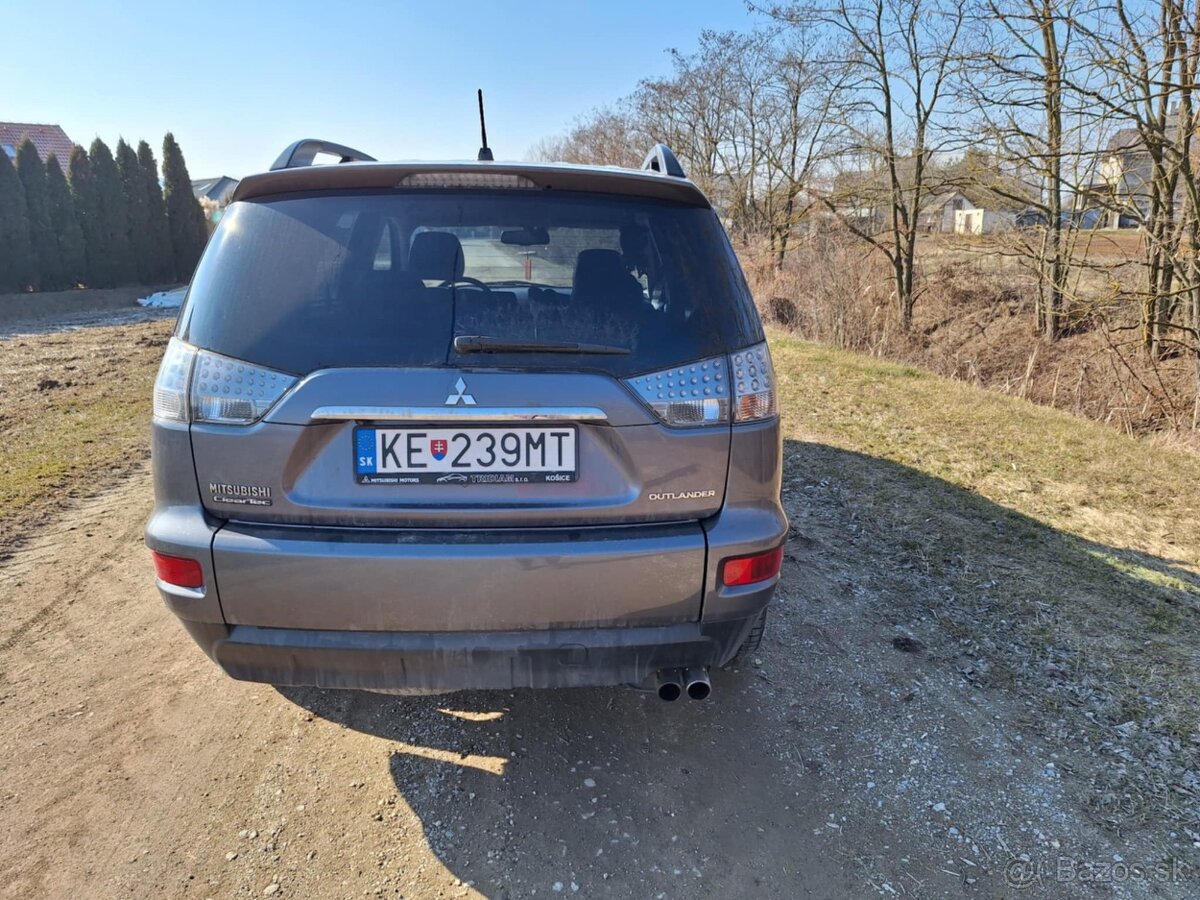 Mitsubishi Outlander SUV - 5