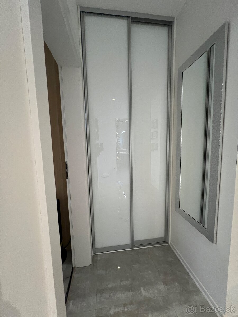 Šatník aj s posuvom - 5