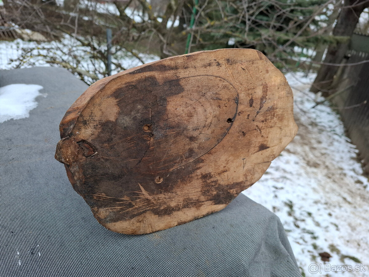 Predám starú drevorezbu ubíjanie mačacích hláv 35 € - 5