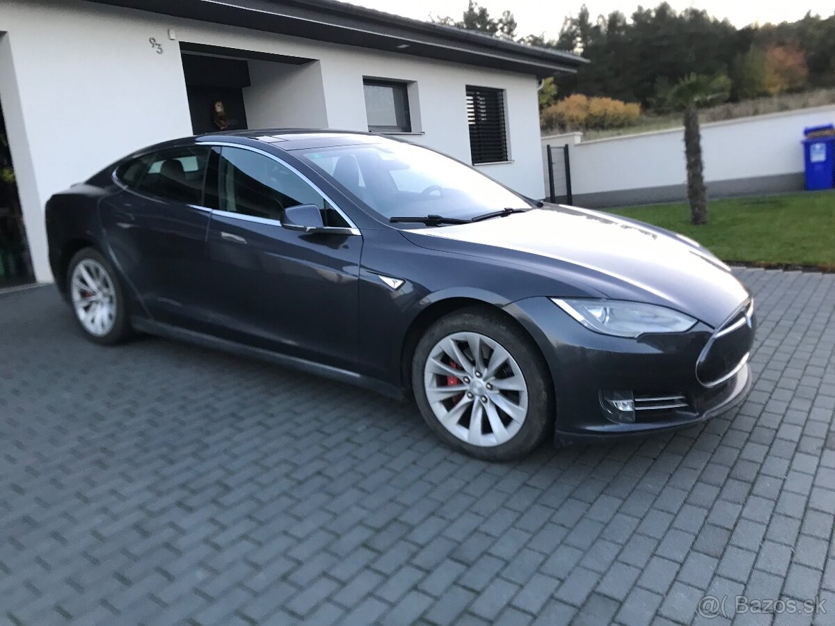 Tesla model S P85 bezplatne nabíjanie - 5