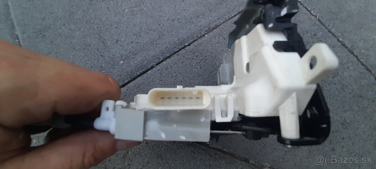 Predám ľavý zadný zámok dverí na Audi A4 b9 - 5