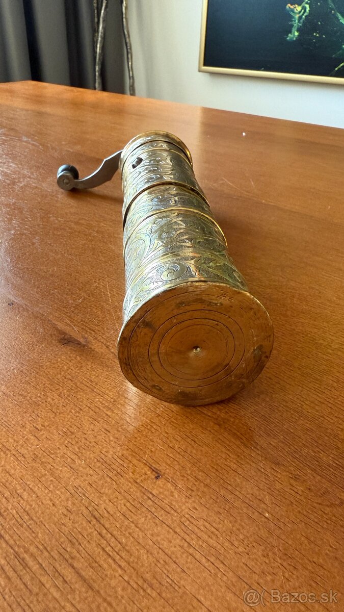 Mosadzný mlynček na korenie – orientálny štýl, ručne gravír - 5