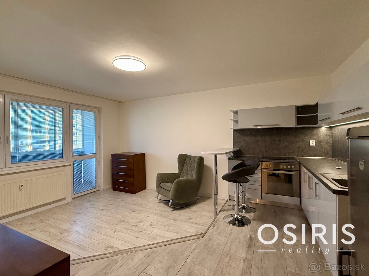 Pekný 2 izbový byt s veľkou zasklenou loggiou - 5