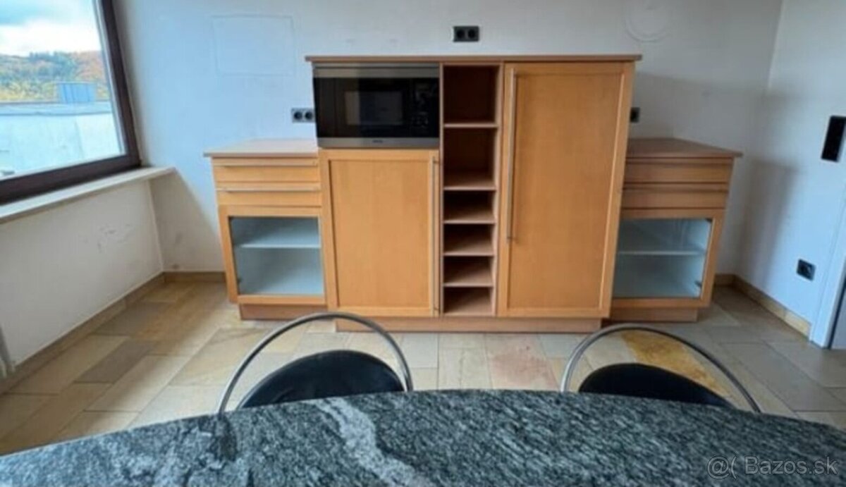 Kuchyně s ostrůvkem, kamennou deskou a spotřebiči,5708 - 5