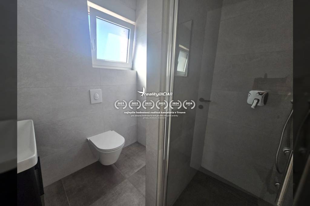 NIN - dvojdom s bazénom - 500 m od centra - 5