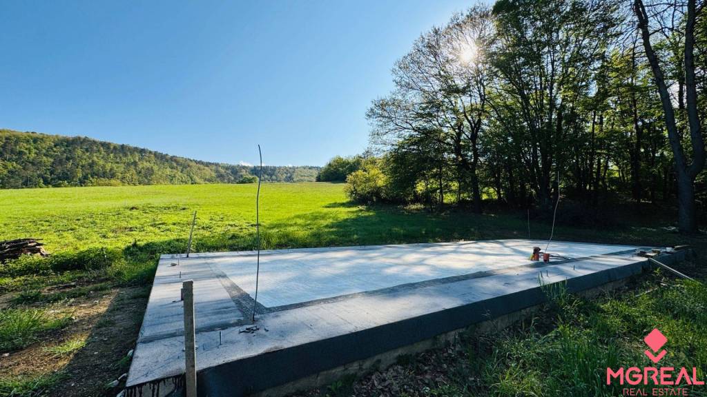 Na predaj výnimočný pozemok 6882 m² priamo v lese so začatou - 5