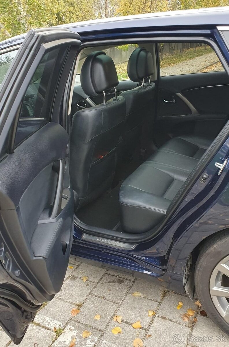 Toyota Avensis Combi 2012 Automatic - 5