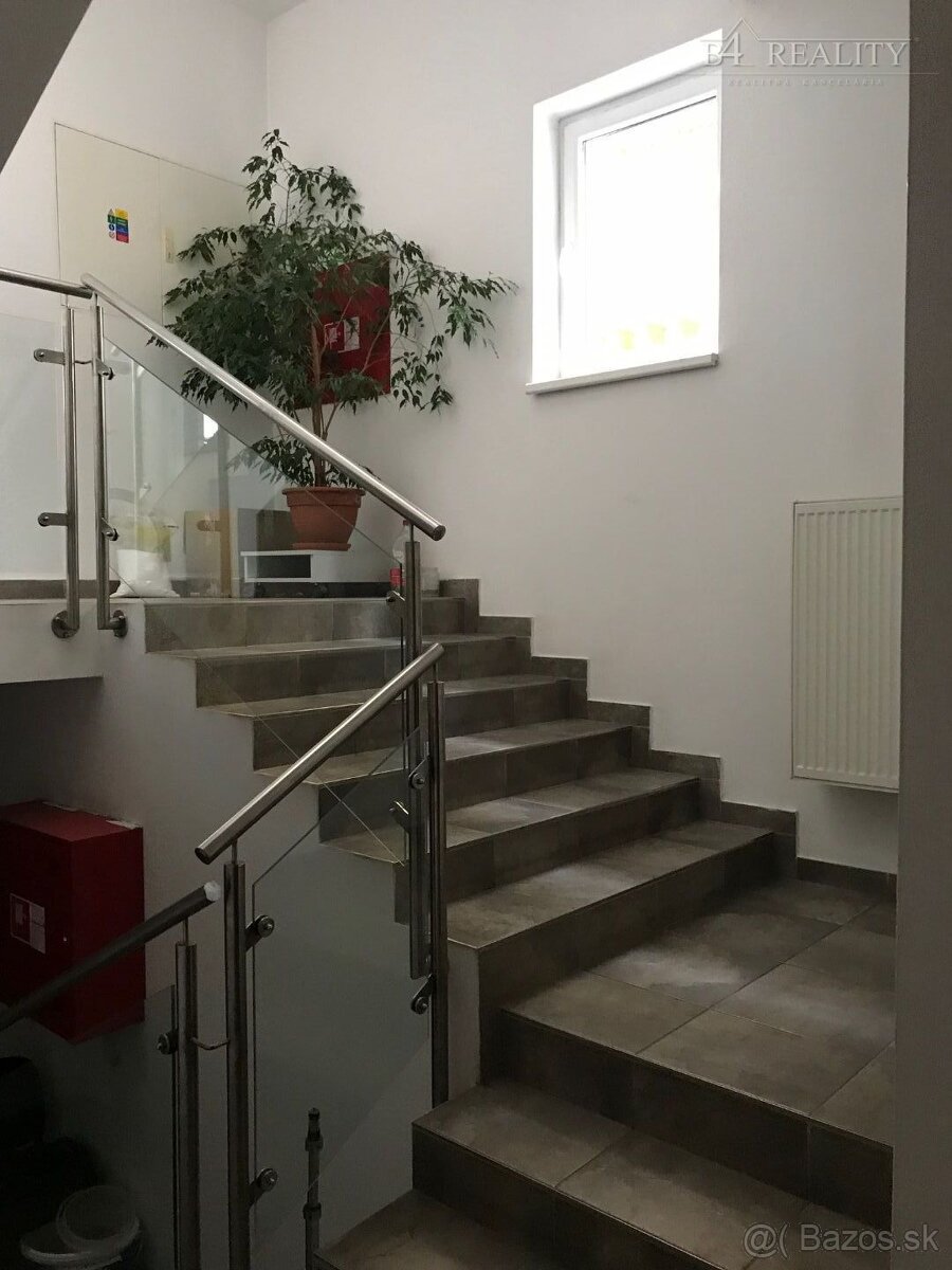 Kancelária na prenájom, 17 m2, Trenčín, Piaristická ul. / ši - 5