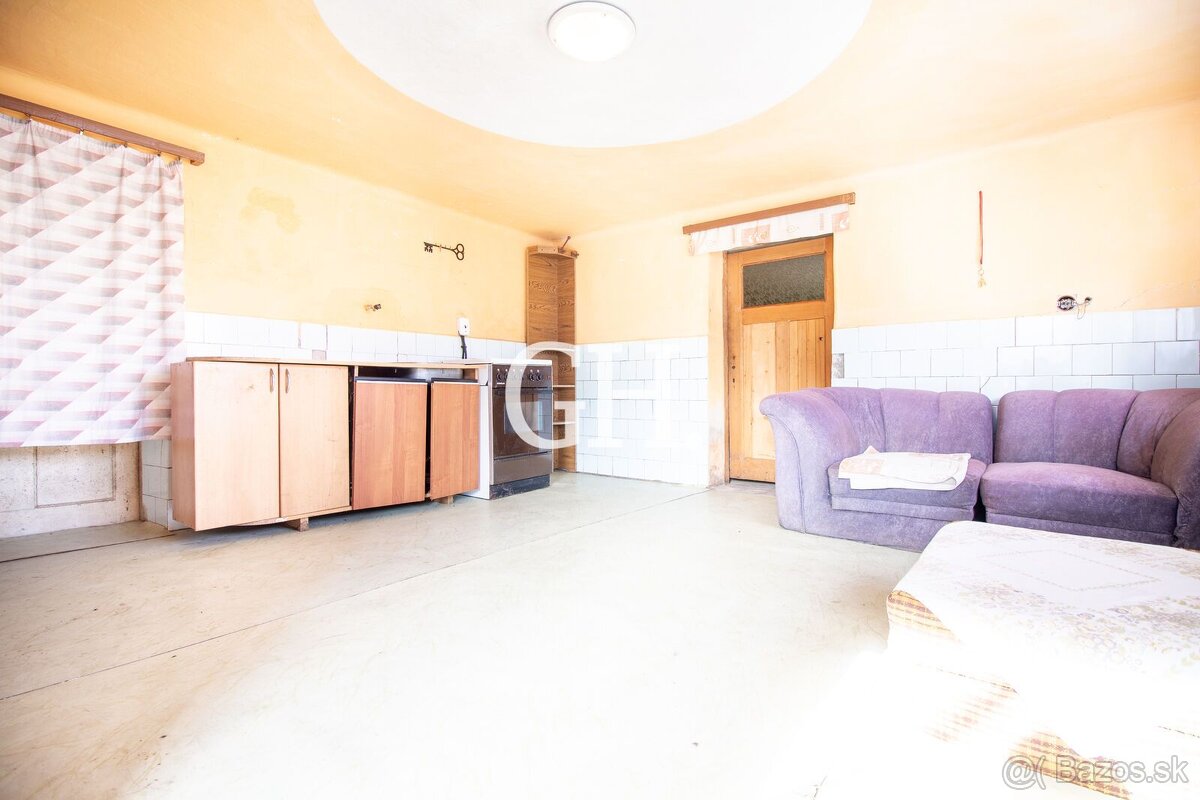 Rodinný dom na rekonštrukciu s rovinatým pozemkom 800 m² – s - 5