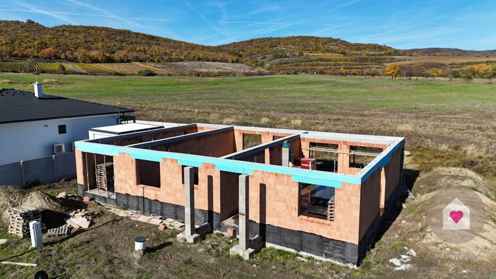 Samostatný rodinný dom s garážou na pozemku 600m2 - Vinosady - 5