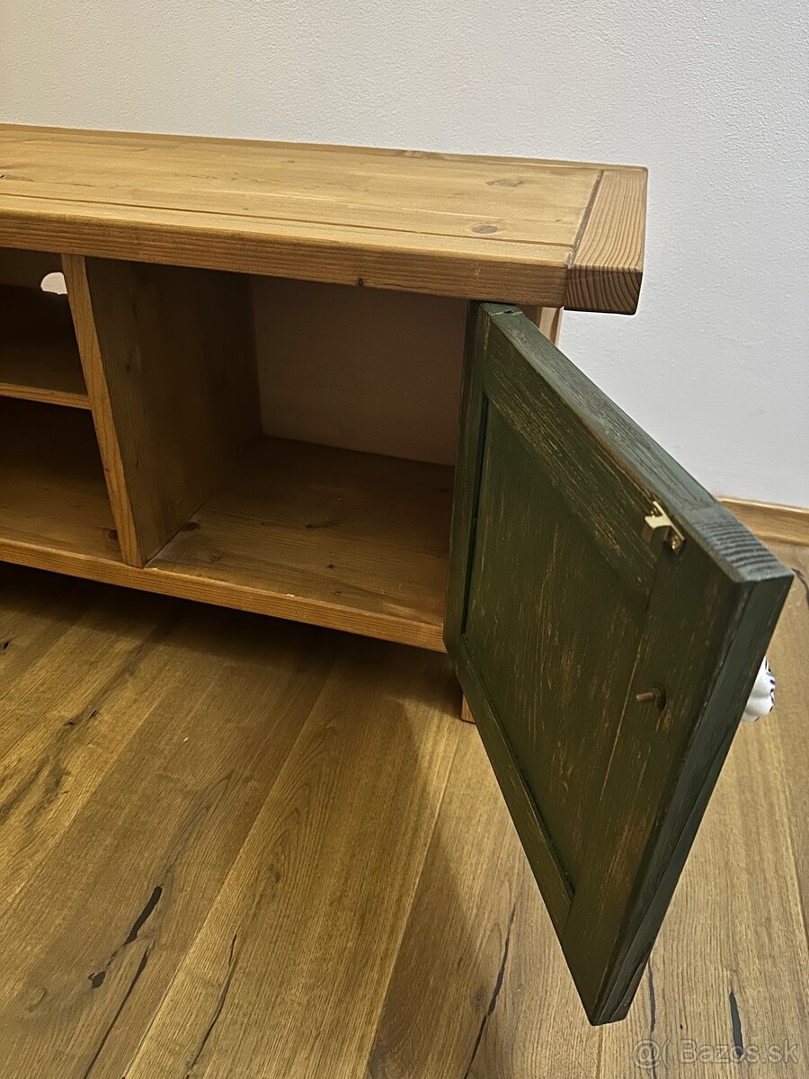 Masívny stolík pod TV - 5