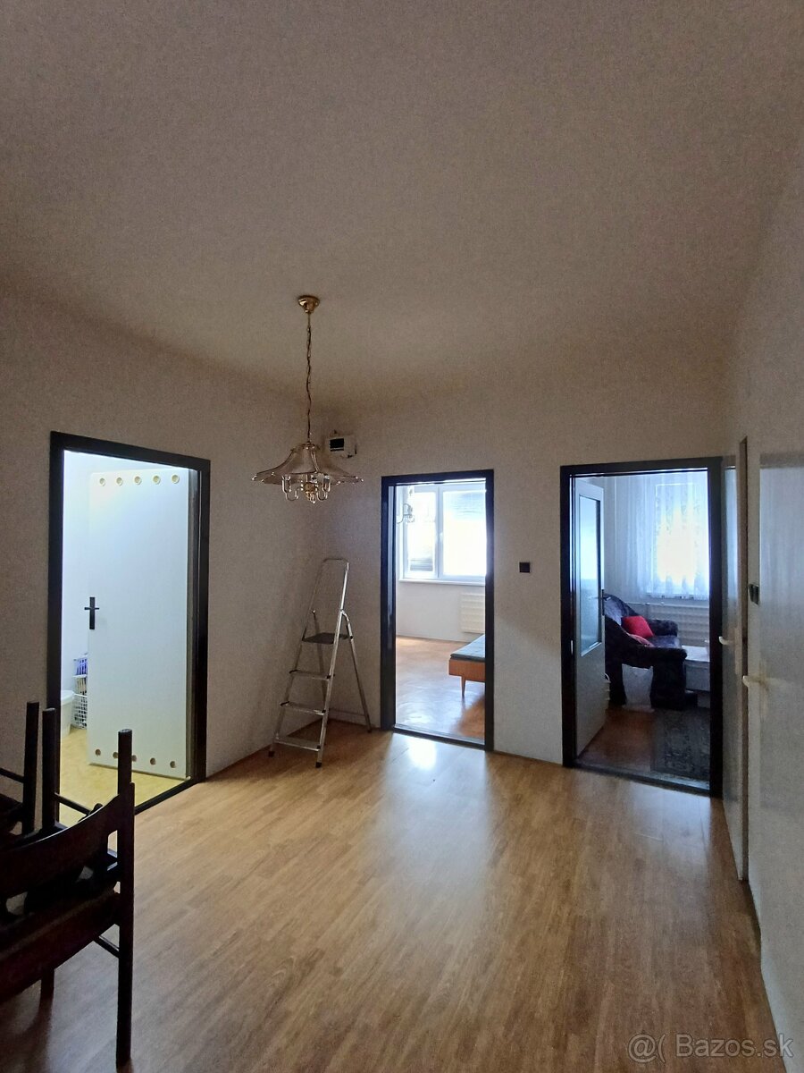 đĄ PrenĂĄjom celĂ©ho 4-izbovĂ©ho bytu â Nitra (pre 4â5 osĂŽb) - 5