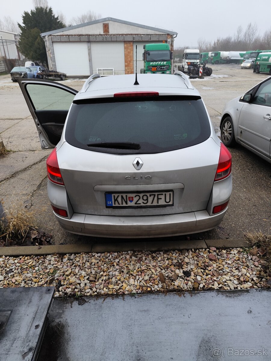 Predám havarované Renault Clio - 5