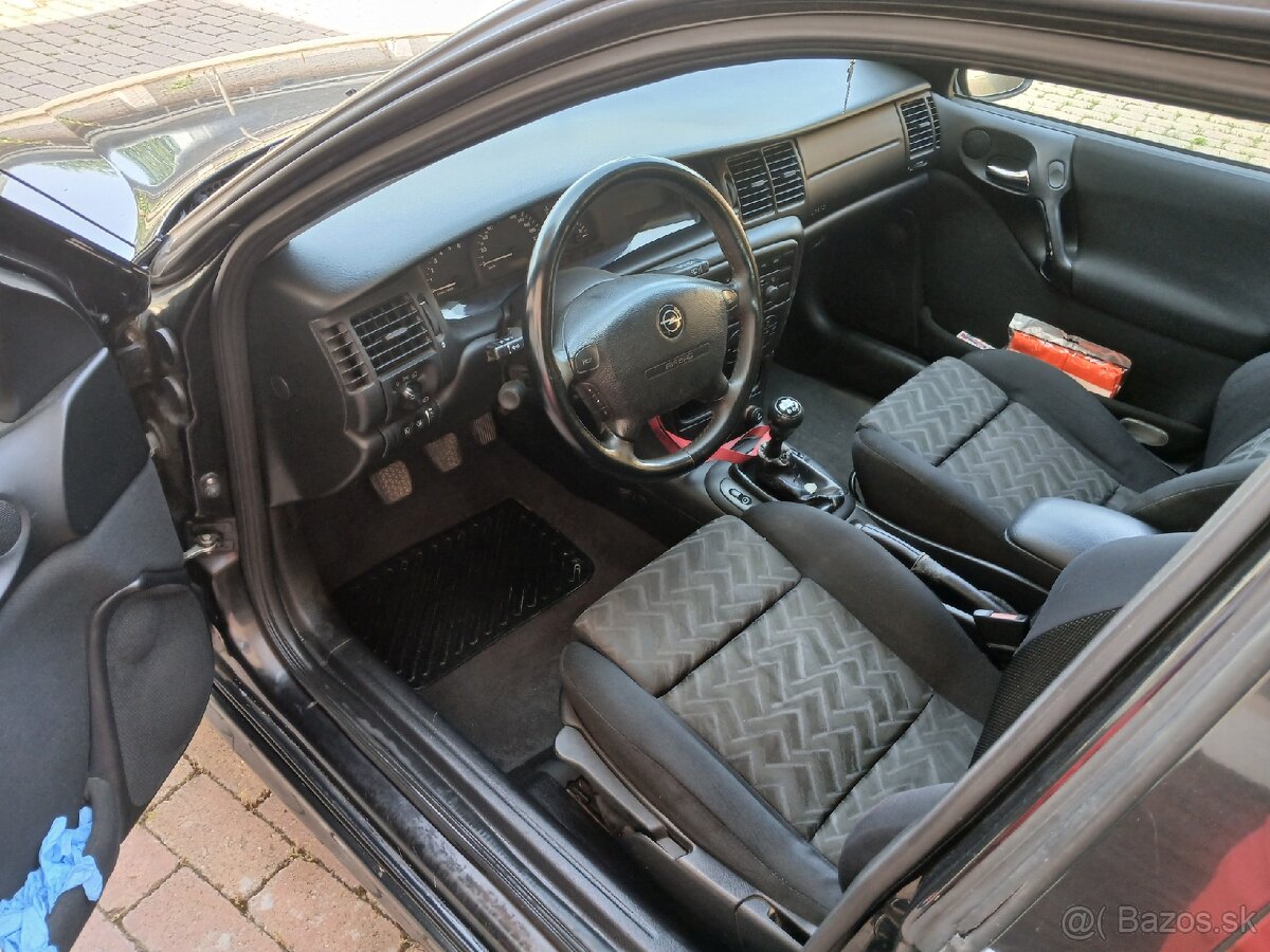 Opel Vectra 2,2 - 5