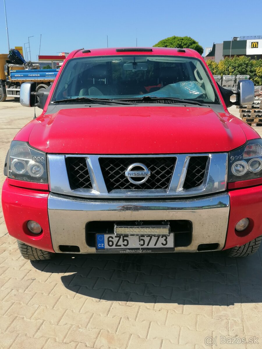 NISSAN TITAN V8