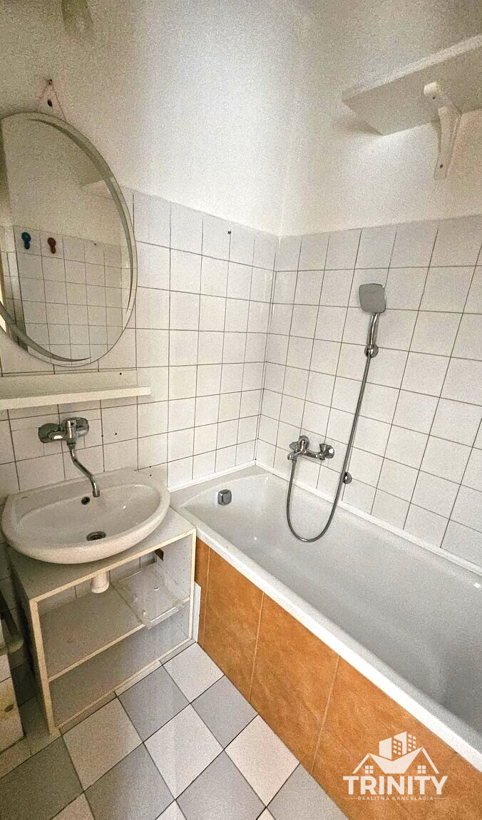 Na prenájom tehlový 3-izbový byt s balkónom priamo v centre - 5