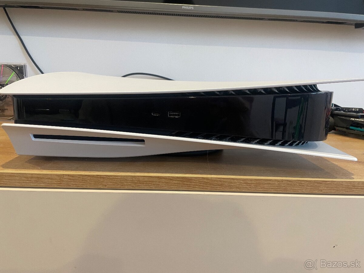 Predám PS5 s mechanikou a dvoma ovládačmi - 5