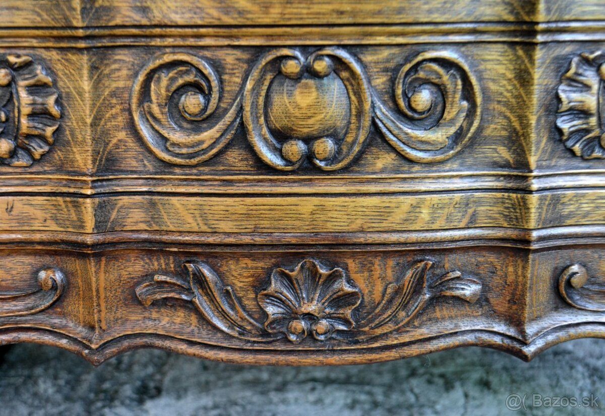 Vyrezávaná dubová komoda - 5