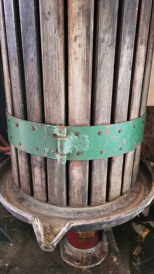 Veľký, hydraulický preš/lis na hrozno - 5