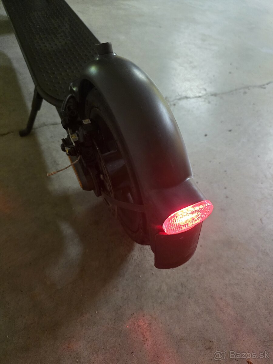 Xiaomi Mi Scooter Pro 2 – rýchlosť 40 km/h
- 5