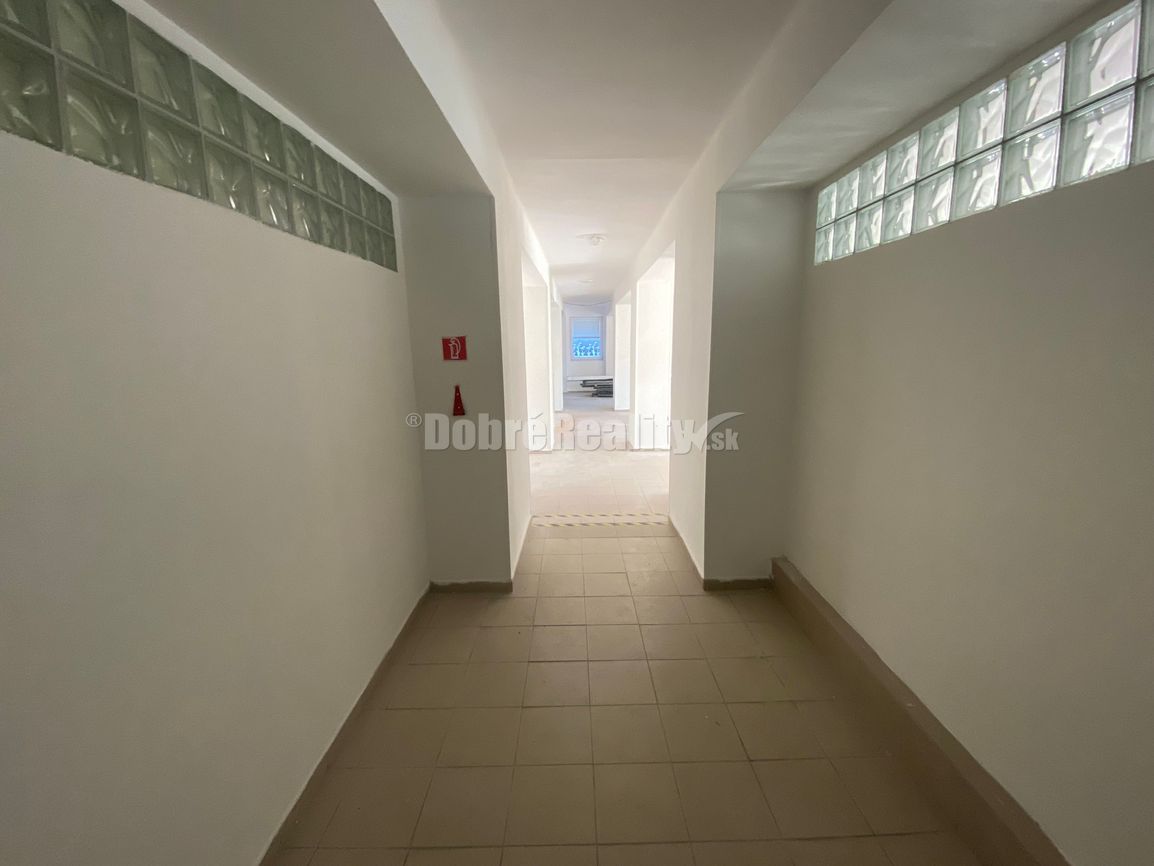 Na prenájom rôzne lukratívne komerčné priestory v multifunkč - 5