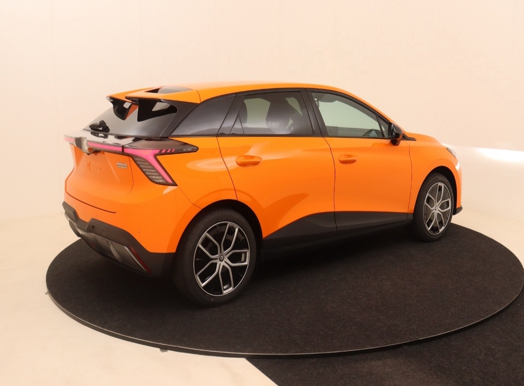 MG 4 LUXURY 64kwh - NOVÉ - MAX VÝBAVA - 5