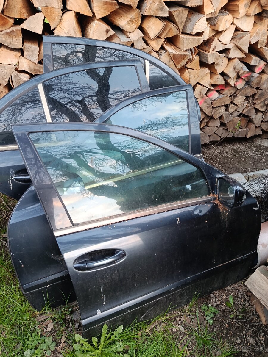 Predám náhradné diely na Mercedes E - 5