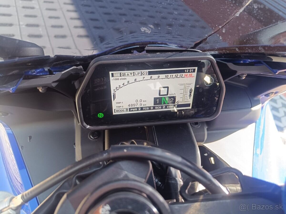 Yamaha R1 - 5