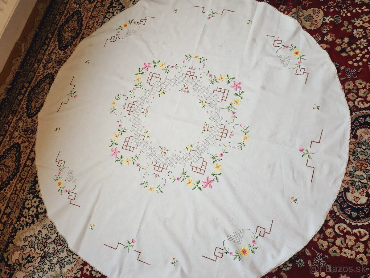 Krásny maslovy kruh zdobený výšivkou ružových a žltých kveto - 5