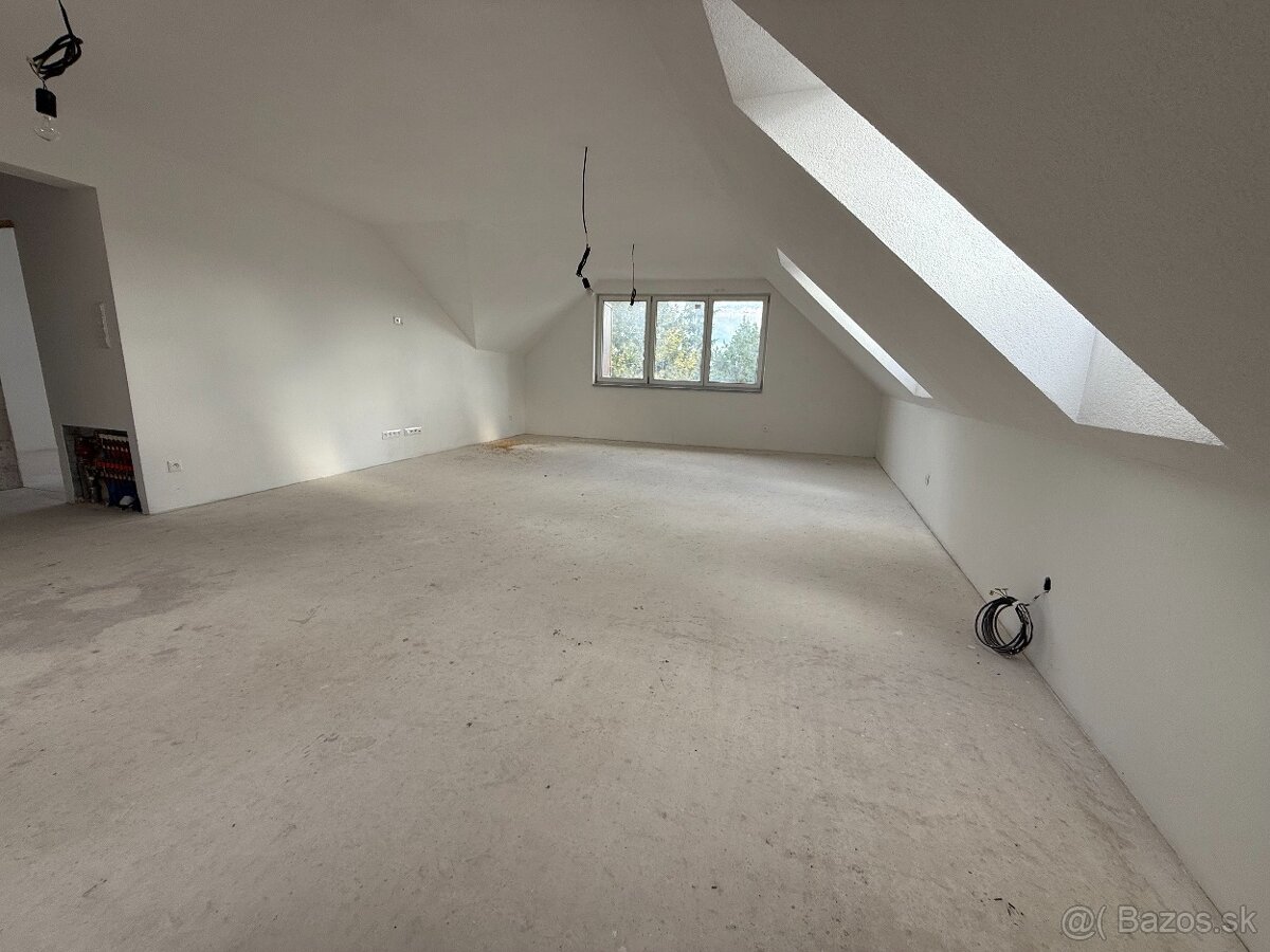 Na predaj 3-izbový podkrovný byt s loggiou v historickom cen - 5