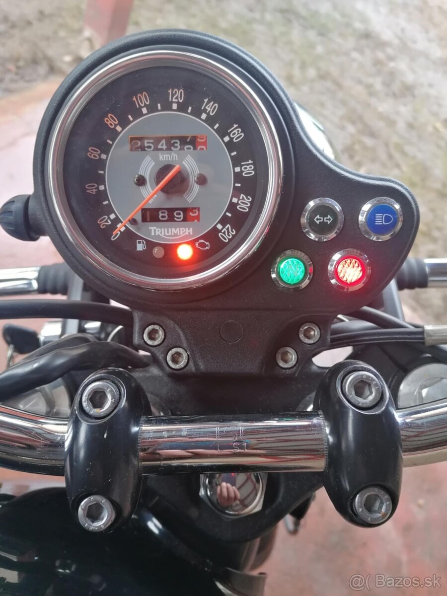 Triumph Bonneville 900 - 5