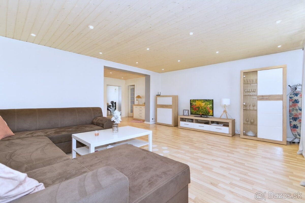 Rodinný dom s dvoma bytmi, 2 garáže, záhrada, bazén, DS - 5