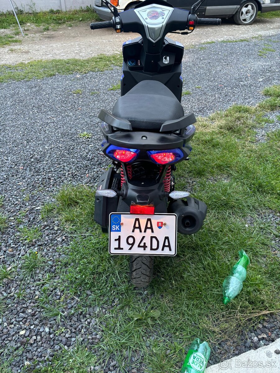 Skuter Maxom 125 NOVY - 5